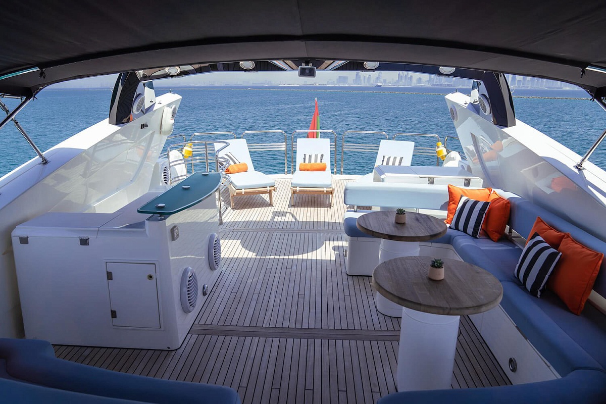 Аренда моторной яхты Sunseeker 90 Notorious в Дубае ОАЭ